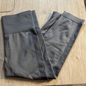 seamless cropped leggings